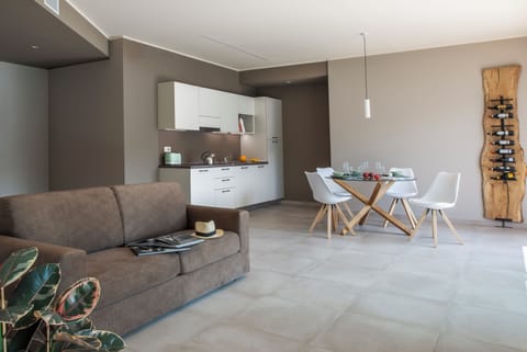 Deluxe Apartment | Private kitchen | Full-size fridge, microwave, stovetop, dishwasher