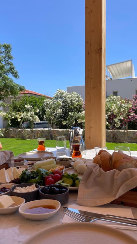 Daily full breakfast (EUR 25 per person)