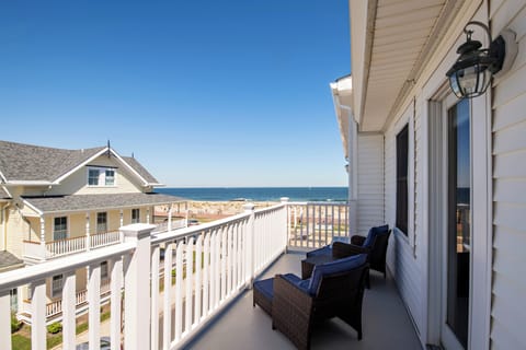 Luxury Room, 1 Queen Bed, Ocean View | Free WiFi, bed sheets