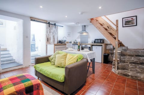 32-inch TV with cable channels, fireplace