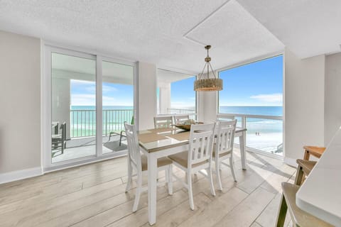 Condo, Multiple Beds (Shoreline Towers 1061) | Dining