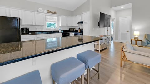 House, Multiple Beds (Once Upon a Tide) | Private kitchen | Oven, toaster