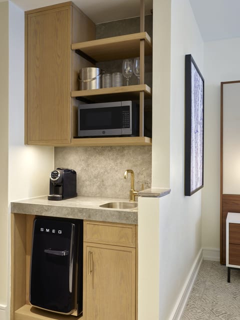 Premium bedding, in-room safe, laptop workspace, blackout drapes