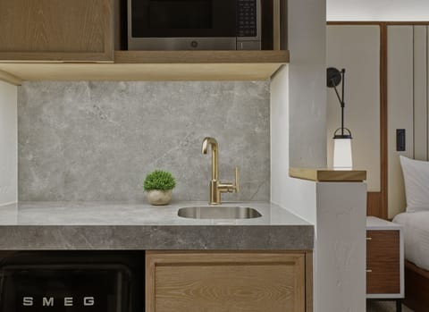 Premium bedding, in-room safe, laptop workspace, blackout drapes