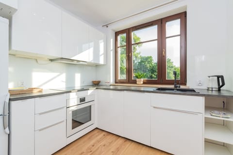 Comfort Apartment, Balcony, Courtyard View | Private kitchen | Fridge, oven, stovetop, dishwasher