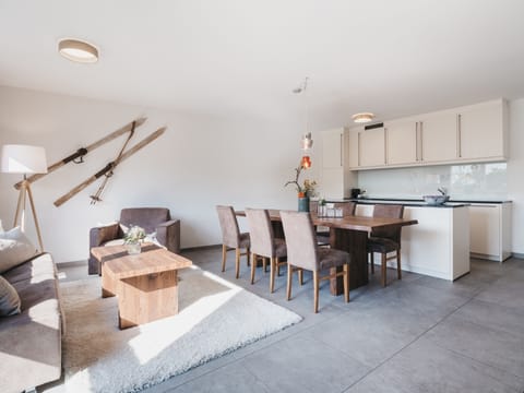 Vier Zimmer Apartment Deluxe I | Private kitchen | Fridge, oven, stovetop, electric kettle