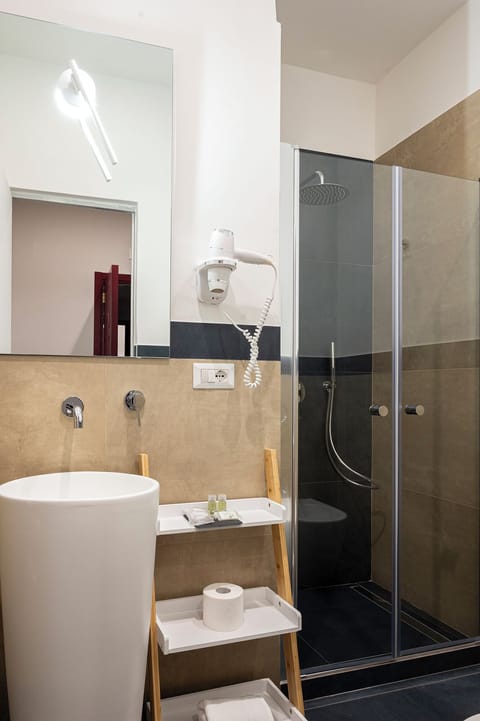 Deluxe Quadruple Room | Bathroom | Shower, hair dryer, bathrobes, towels