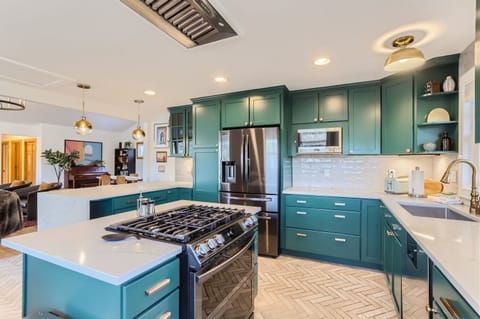 Bungalow, 3 Bedrooms | Private kitchen | Fridge, oven, coffee/tea maker, electric kettle