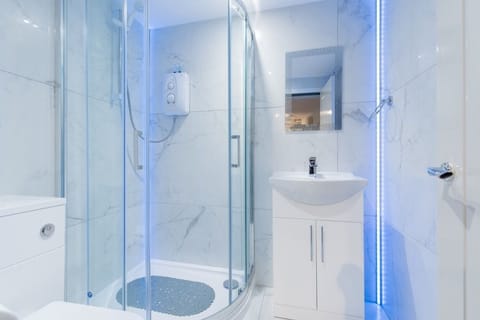 Premium Double Room, Ensuite, Garden View | Bathroom | Shower, hydromassage showerhead, towels