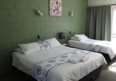 Premium bedding, desk, iron/ironing board, free WiFi