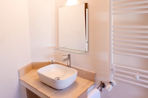 Comfort Triple Room | Bathroom | Shower, rainfall showerhead, hair dryer, towels