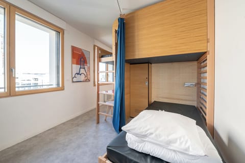 Desk, soundproofing, free WiFi, bed sheets