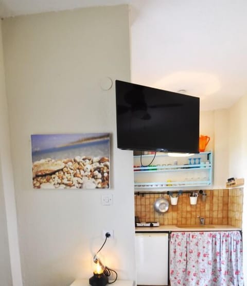 Classic Apartment, Sea View | 1 bedroom, iron/ironing board, free WiFi