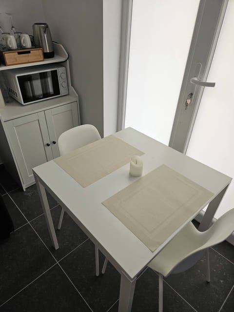 Apartment, 1 Bedroom, Smoking | Dining