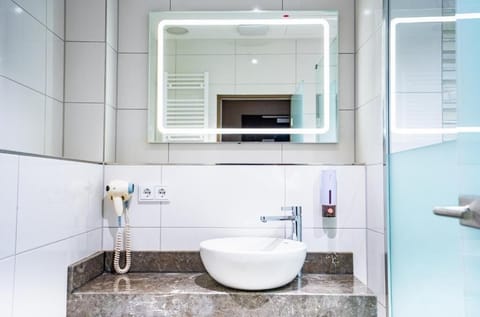 Deluxe Studio Suite | Bathroom