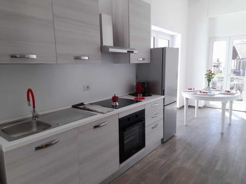 Classic House | Private kitchen | Full-size fridge, oven, dishwasher, electric kettle