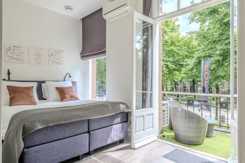 Comfort Apartment | Hypo-allergenic bedding, minibar, in-room safe, desk