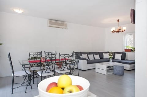 Apartment (Apartment Villa DD - Four Bedroom Apa) | Living room | 32-inch flat-screen TV with cable channels