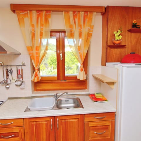 House (Holiday Home Katica - One Bedroom Hol) | Private kitchen | Fridge
