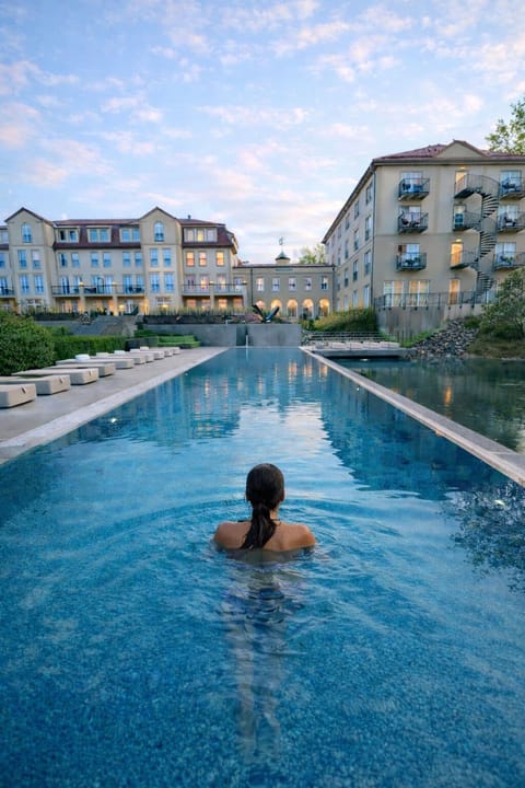 2 indoor pools, outdoor pool
