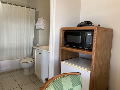 Combined shower/tub, free toiletries, hair dryer, towels
