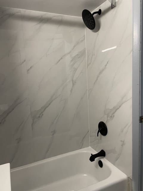 Combined shower/tub, free toiletries, hair dryer, towels