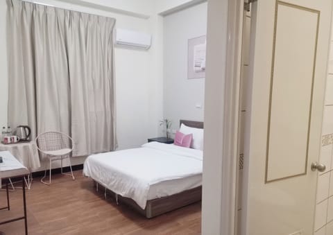 Elite Double Room, 1 Queen Bed, Non Smoking, Courtyard View | Individually decorated, individually furnished, free WiFi
