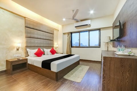 Premium bedding, desk, iron/ironing board, WiFi (free)