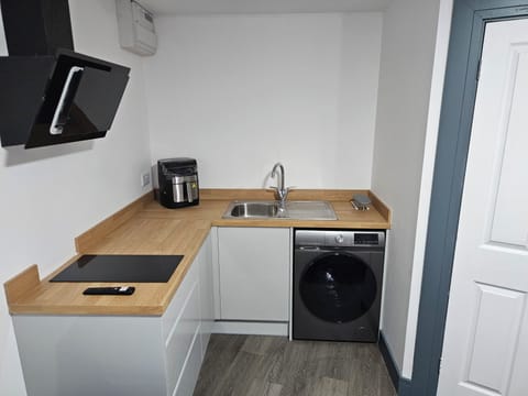 Design Studio, 1 Double Bed, Non Smoking | Private kitchen