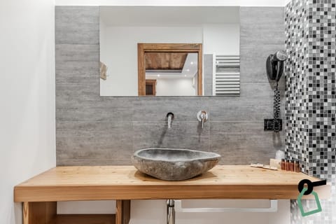 Comfort Quadruple Room | Bathroom | Hair dryer, bidet, towels