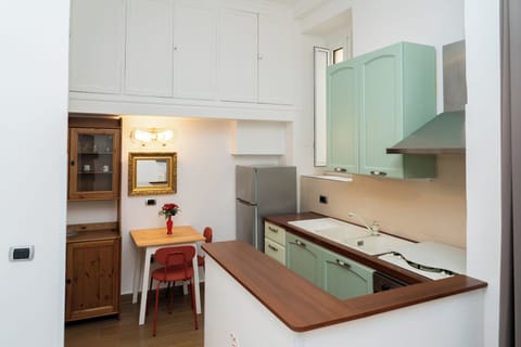 Deluxe Studio Suite, Courtyard View | Private kitchen