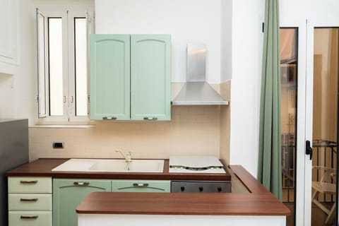 Deluxe Studio Suite, Courtyard View | Private kitchen