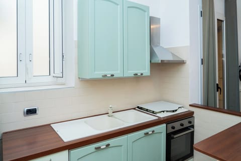 Deluxe Studio Suite, Courtyard View | Private kitchen