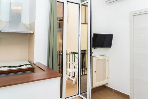 Deluxe Studio Suite, Courtyard View | In-room safe, individually decorated, individually furnished, desk