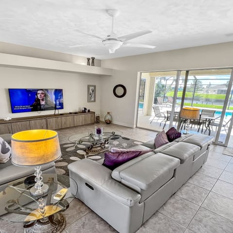 House | 4 bedrooms, desk