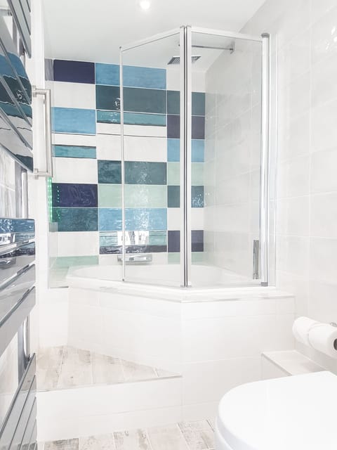 King Suite, Balcony and Ocean View | Bathroom | Free toiletries, hair dryer, towels