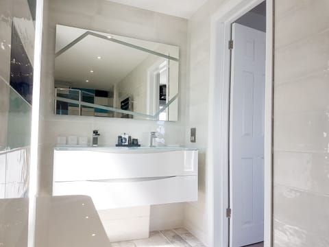 King Suite, Balcony and Ocean View | Bathroom | Free toiletries, hair dryer, towels