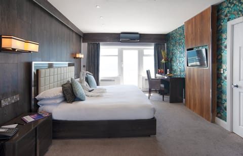 King Suite, Balcony and Ocean View | Desk, iron/ironing board, free WiFi, bed sheets