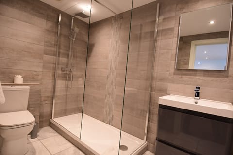 Executive Double Room | Bathroom | Combined shower/tub, free toiletries, hair dryer, towels