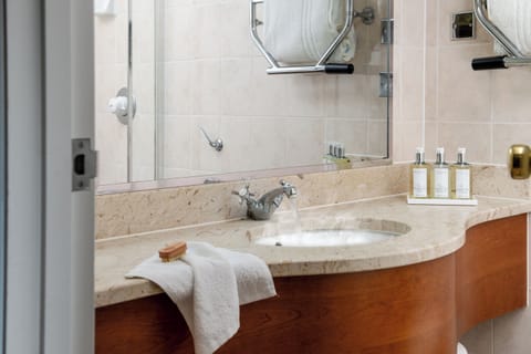 Double Room | Bathroom | Combined shower/tub, designer toiletries, hair dryer, bathrobes