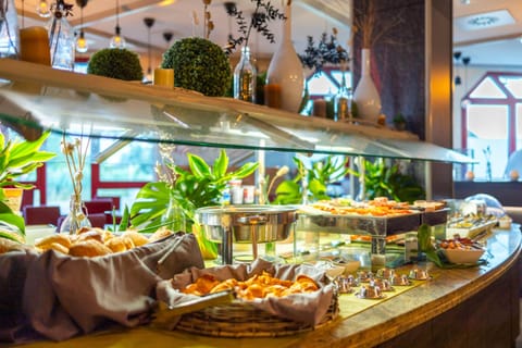 Daily buffet breakfast (EUR 18.90 per person)