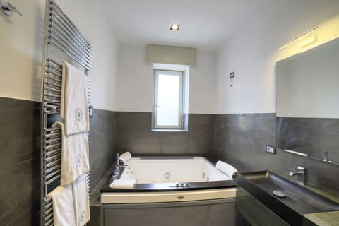 Royal Suite, Sea View (Principessa, Villa) | Bathroom | Free toiletries, hair dryer, bathrobes, slippers