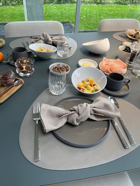 Daily full breakfast (EUR 18.50 per person)