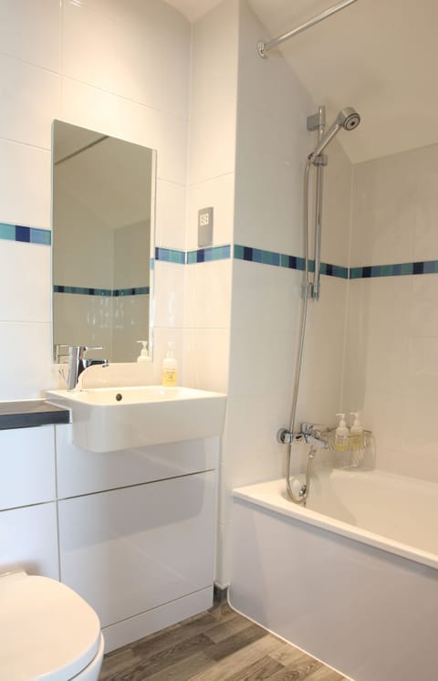 Family Room | Bathroom | Shower, free toiletries, hair dryer, towels