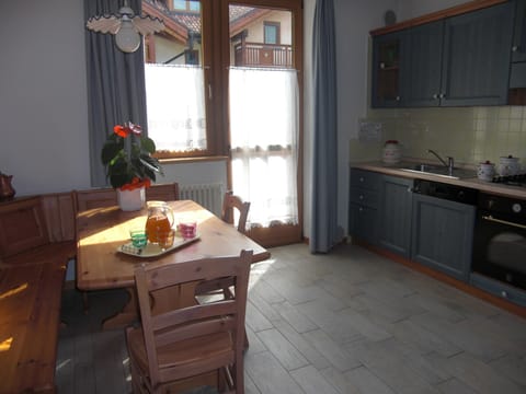 Apartment, 1 Bedroom, Mountain View, Mountainside | In-room dining