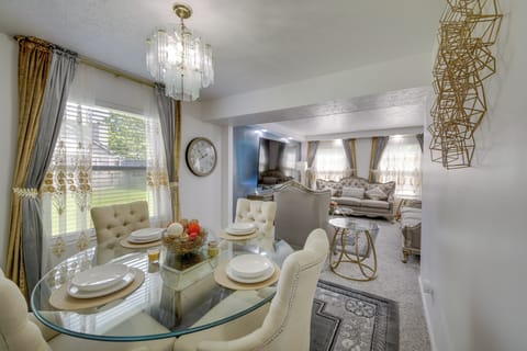 House (6 Bedrooms) | Interior