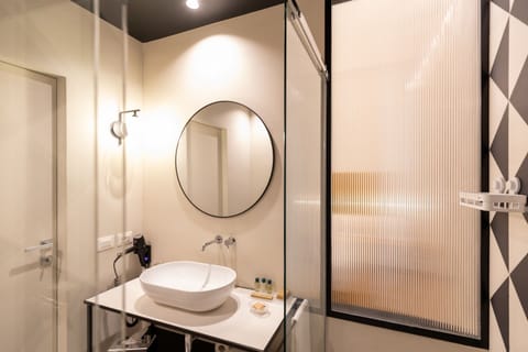 Superior con volta | Bathroom | Free toiletries, hair dryer, slippers, towels