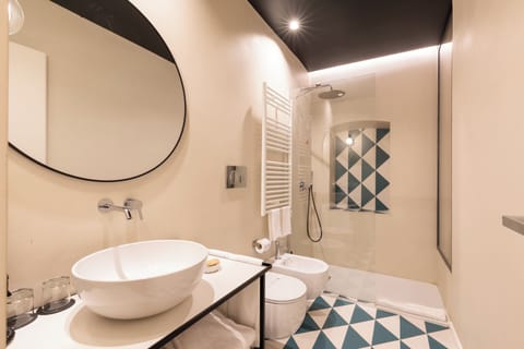Tripla Luxury | Bathroom | Free toiletries, hair dryer, slippers, towels