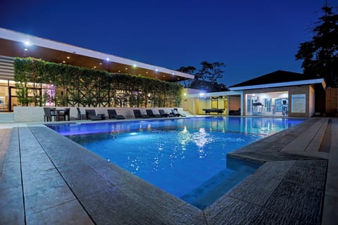 Outdoor pool, sun loungers