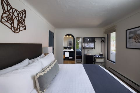 Luxury Room, 1 King Bed, Mountain View | Premium bedding, pillowtop beds, in-room safe, blackout drapes